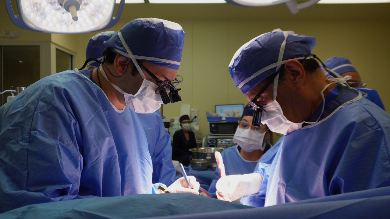 Equipo quirúrgico cardiopulmonar en procedimiento